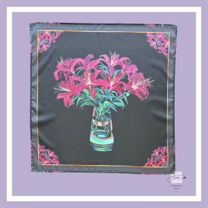 Khăn lụa nghệ thuật Red Wine Lilies với bình hoa loa kèn đỏ thẫm trên nền đen cùng các họa tiết hoa ở bốn góc, phát triển từ tranh sơn dầu nguyên bản của họa sĩ Flora Do.
