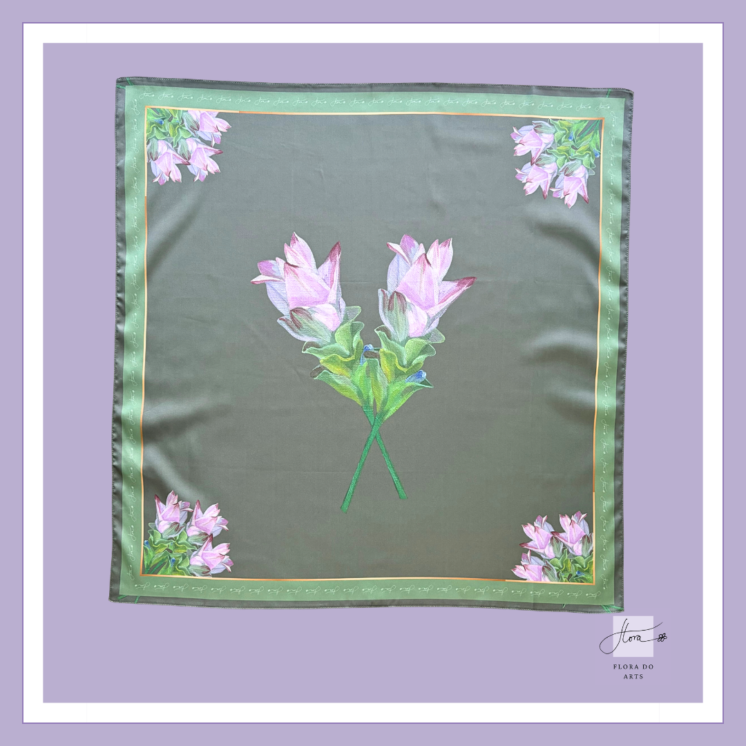 Khăn lụa nghệ thuật Tiny Siam Tulip nền xanh olive với hai bông hoa tulip Thái màu tím nhạt ở trung tâm và các cụm hoa ở bốn góc, phát triển từ tranh gốc của họa sĩ Flora Do.